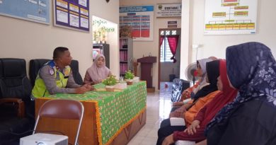 Satlantas Polres Lingga Edukasi Safety Riding ke Ibu-ibu PKK Sungai Lumpur: Siap Jadi Teladan Tertib Lintas