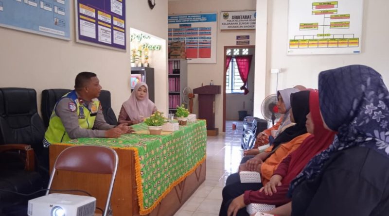 Satlantas Polres Lingga Edukasi Safety Riding ke Ibu-ibu PKK Sungai Lumpur: Siap Jadi Teladan Tertib Lintas