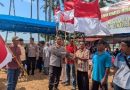 Polresta Barelang Bagikan Ratusan Bendera Merah Putih dan 100 Paket Bansos di Sembulang, Kobarkan Semangat HUT RI Ke-81