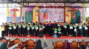 Haru dan Penuh Kebanggaan, 34 Atok-Nenek Desa Sebong Lagoi Resmi Diwisuda dari Sekolah Lansia