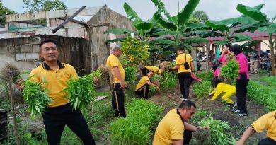 Polsek Dabo Singkep Panen 25 Kilogram Kangkung, Hasilnya Dibagikan kepada Warga