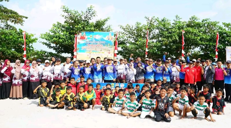 Sekda Lingga Resmi Buka Sapar Cup I, Turnamen Sepak Bola Pantai Jadi Ajang Cetak Talenta Muda
