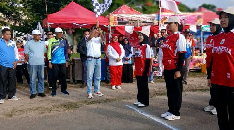 Semarak HUT RI ke-81, Ketua DPRD Lingga Buka Lomba Gerak Jalan Putra dan Putri