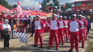 Semarak HUT RI ke-81, Camat Lingga Apresiasi Antusiasme Peserta Gerak Jalan