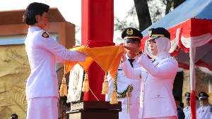 Wabup Bintan, Deby Maryanti Pimpin Upacara Penurunan Bendera Merah Putih HUT RI ke 81 di Relief Antam Kijang