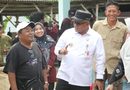 Wali Kota Lis Turun Langsung Serahkan Kartu Bima Sakti ke Rumah Warga, Ingatkan Penerima Jaga PIN