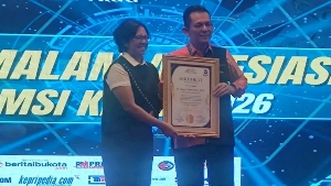 Gubernur Ansar Terima Penghargaan AMSI, Dorong Sinergi Media dan Pemerintah