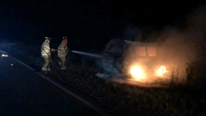Mobil Carry Terbakar di Jalan Raya Busung, Diduga Akibat Gangguan Kelistrikan
