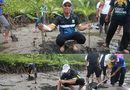 Bupati Anambas Aneng Tanam Mangrove Bersama Dekranasda di Pantai Senggalong