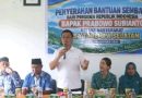 Bupati Anambas Serahkan Bantuan Sembako Presiden kepada Warga Tarempa Selatan